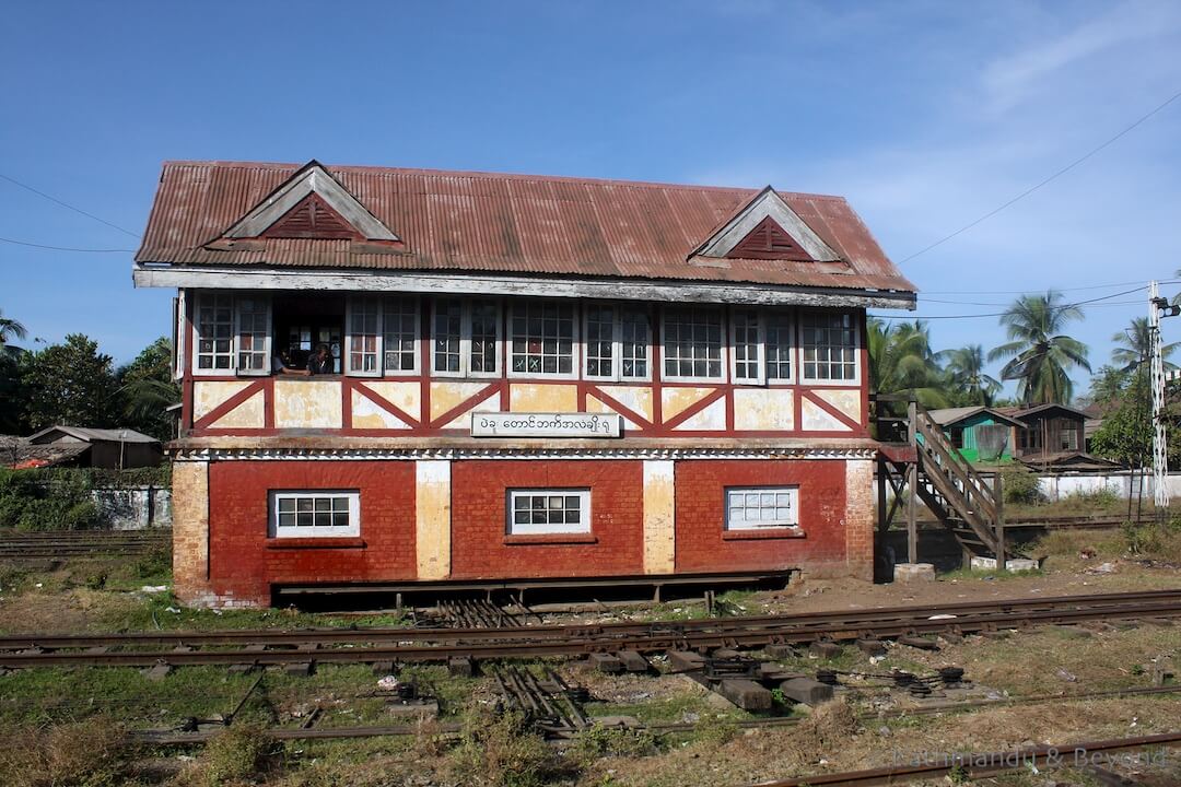 Yangon to Mawlamyine train Burma (Myanmar) 8