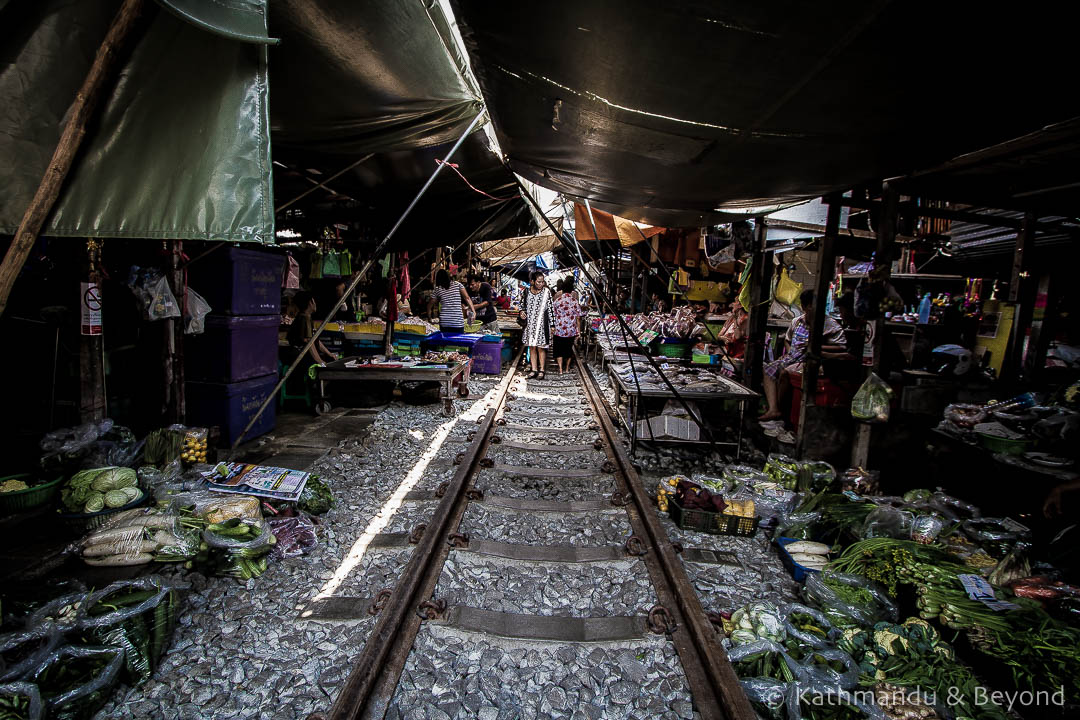 Railway Market Maeklong Thailand (3)