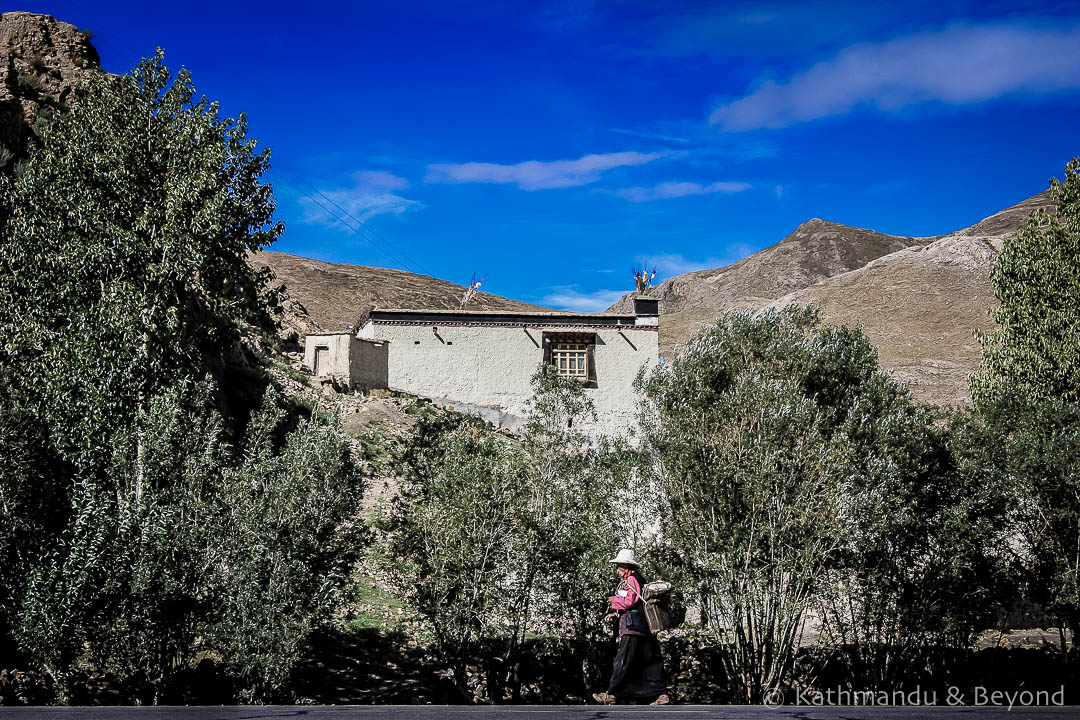 En route Shigatse to Sakya Tibet 4-3