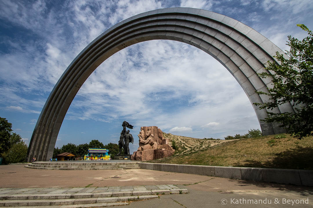 People's Friendship Arch (Formerly the Monument to the reunification of Ukraine and Russia) Kiev Ukraine-2.jpg