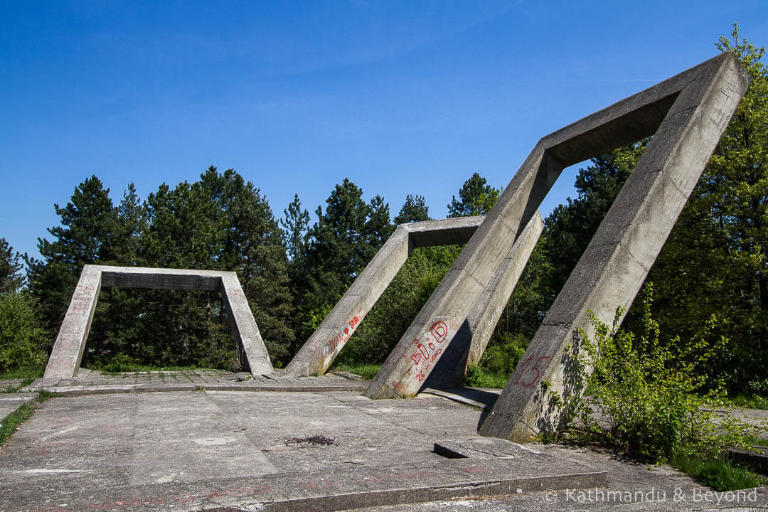 Monument to the Fallen in the Liberation War and the Victims of Fascist Terror (The Gallows) Zajecar Serbia-1.jpg