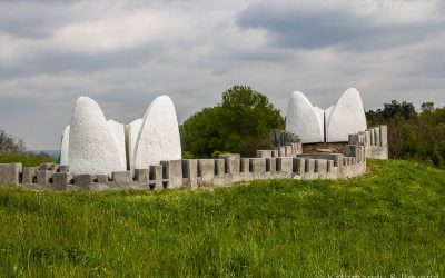 Stone Sleeper Monument, Šumarice Memorial Park
