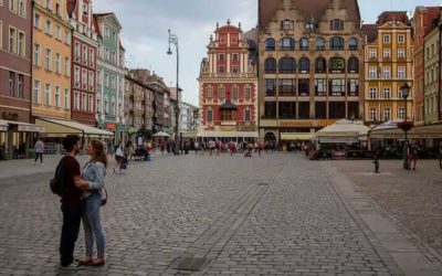 Travel Shot: A Romantic Moment on Wroclaw’s Stary Rynek in Poland