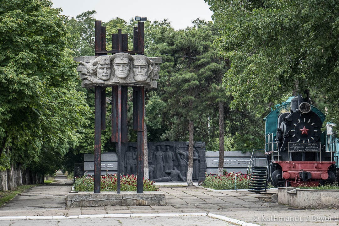 Monument to the Railway Workers Bendery (Bender) Transnistria-6