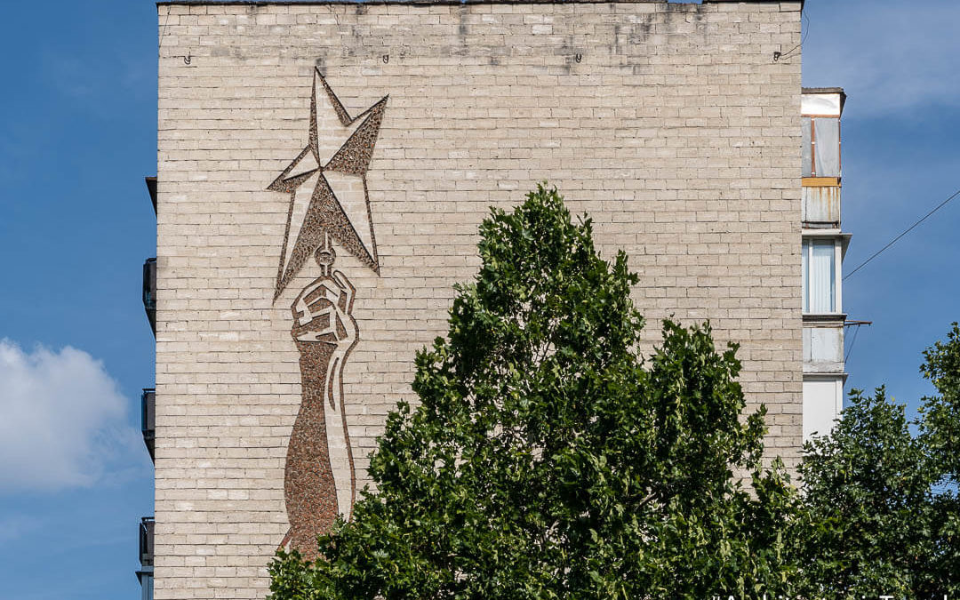 “Red Star” on the side of an apartment building