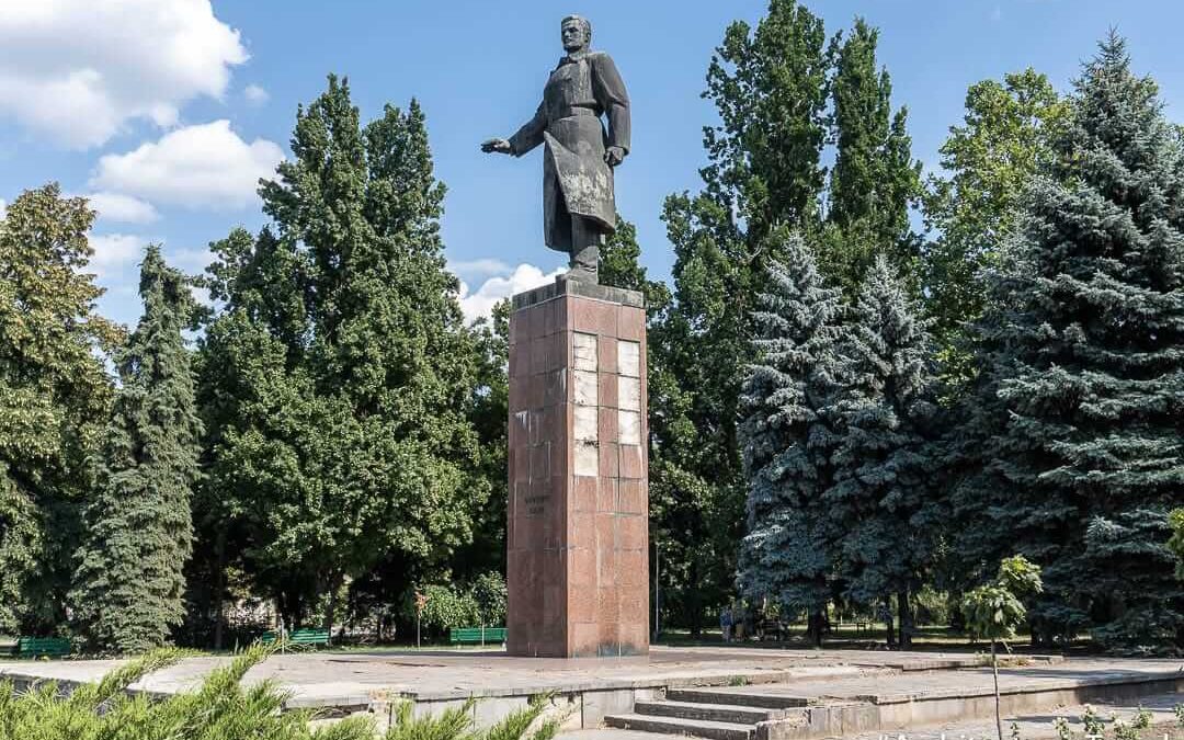Monument to Serghei Lazo